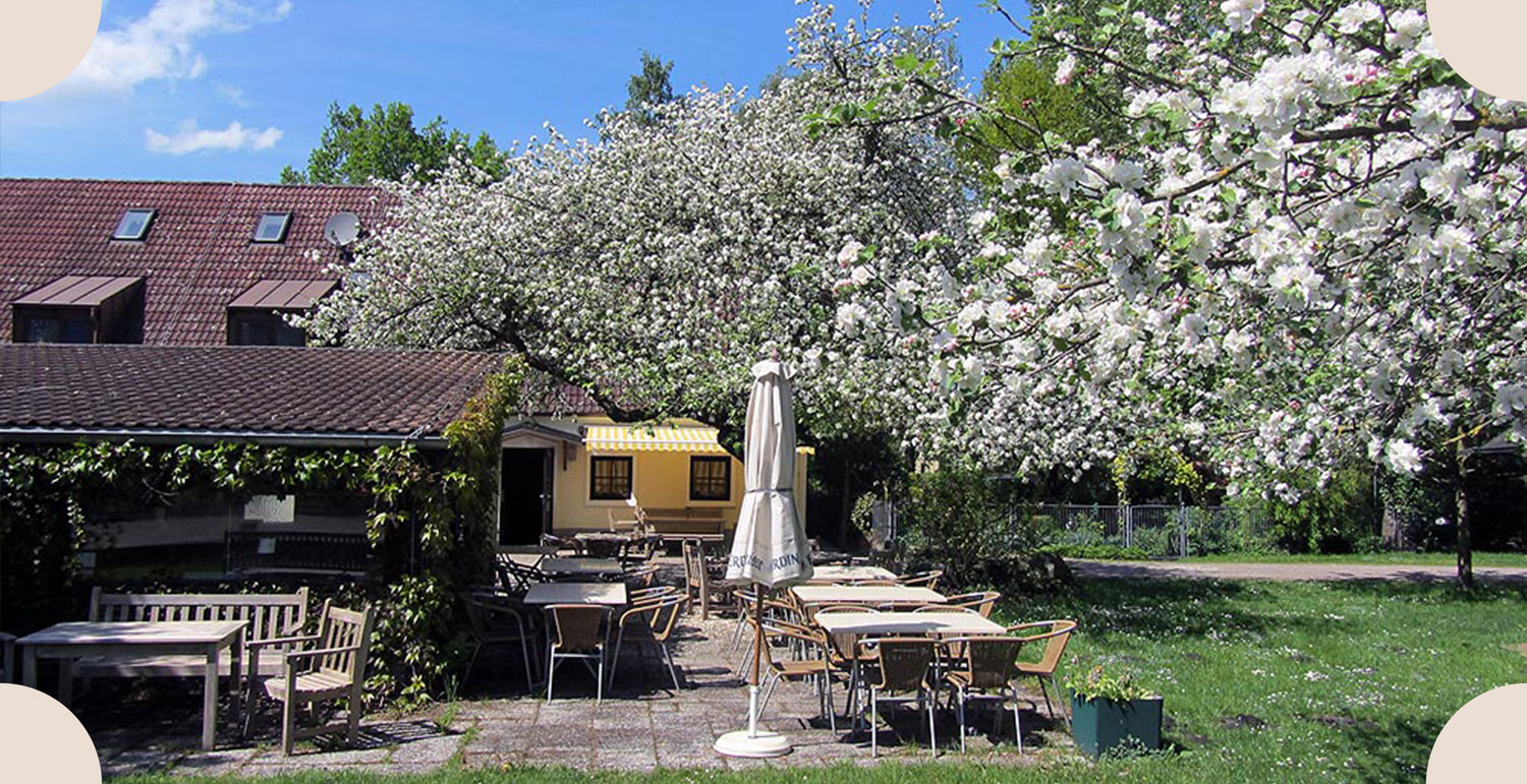 Garten im Frühling mit weiß blühenden Apfelbäumen
