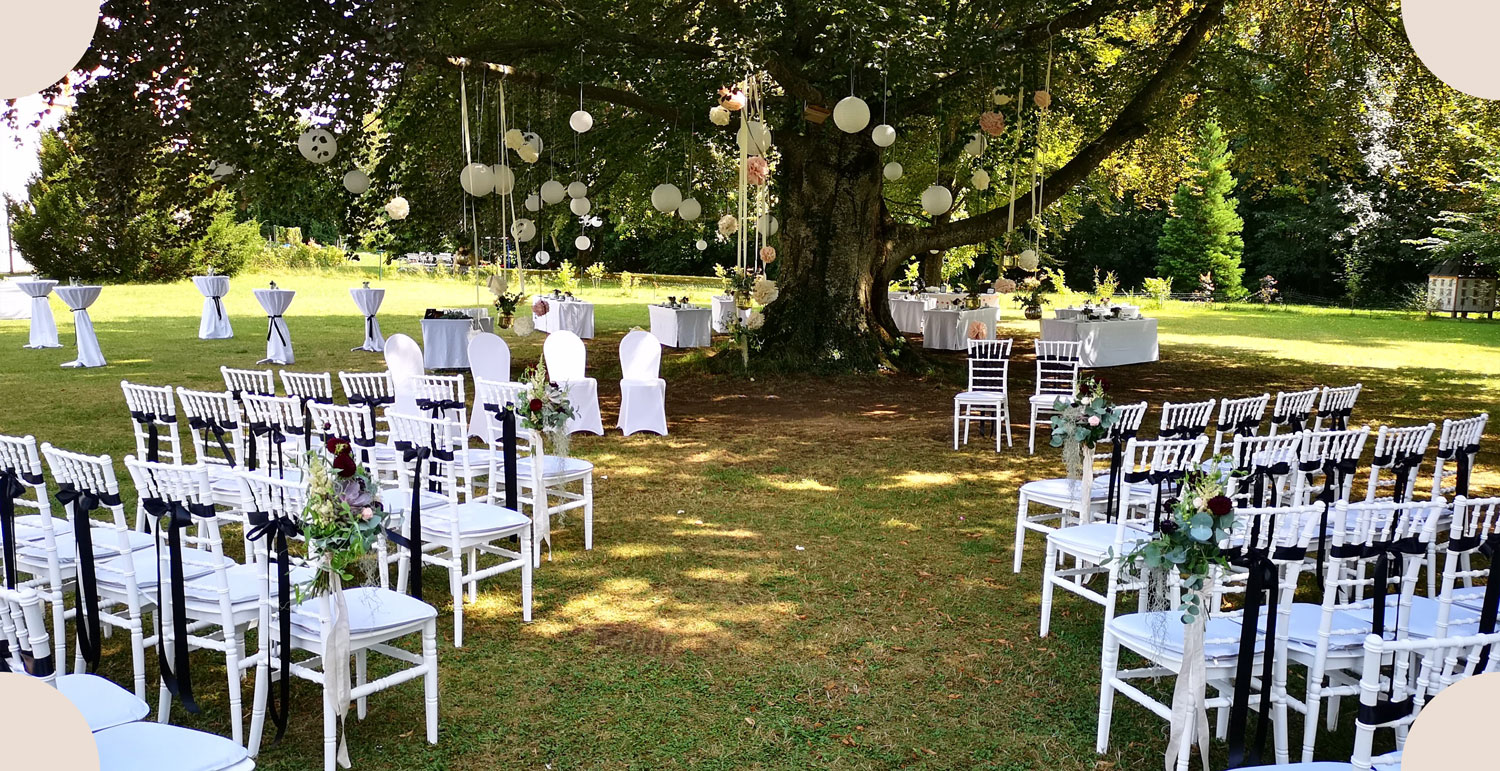 Freie Trauung im Schlossgarten mit weißer Bestuhlung vor einer Eiche