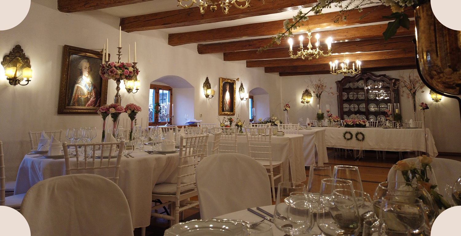 Prunkvoller Saal mit Kronleuchtern mit Dekoration und weißen Tischen